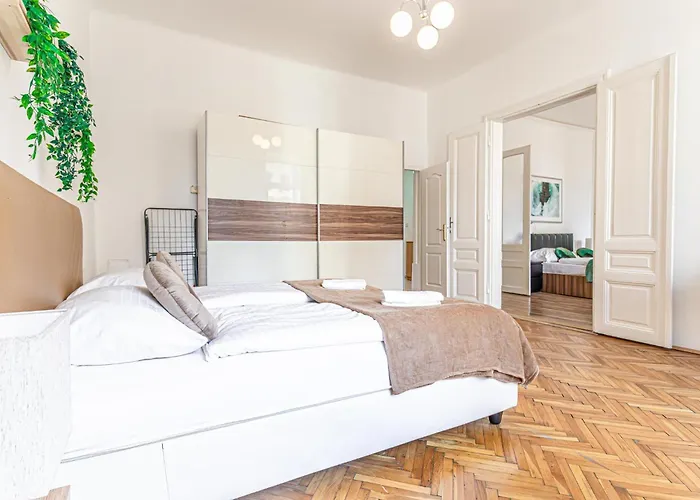 Timeless Vienna: 2Br Apt In The Historic District