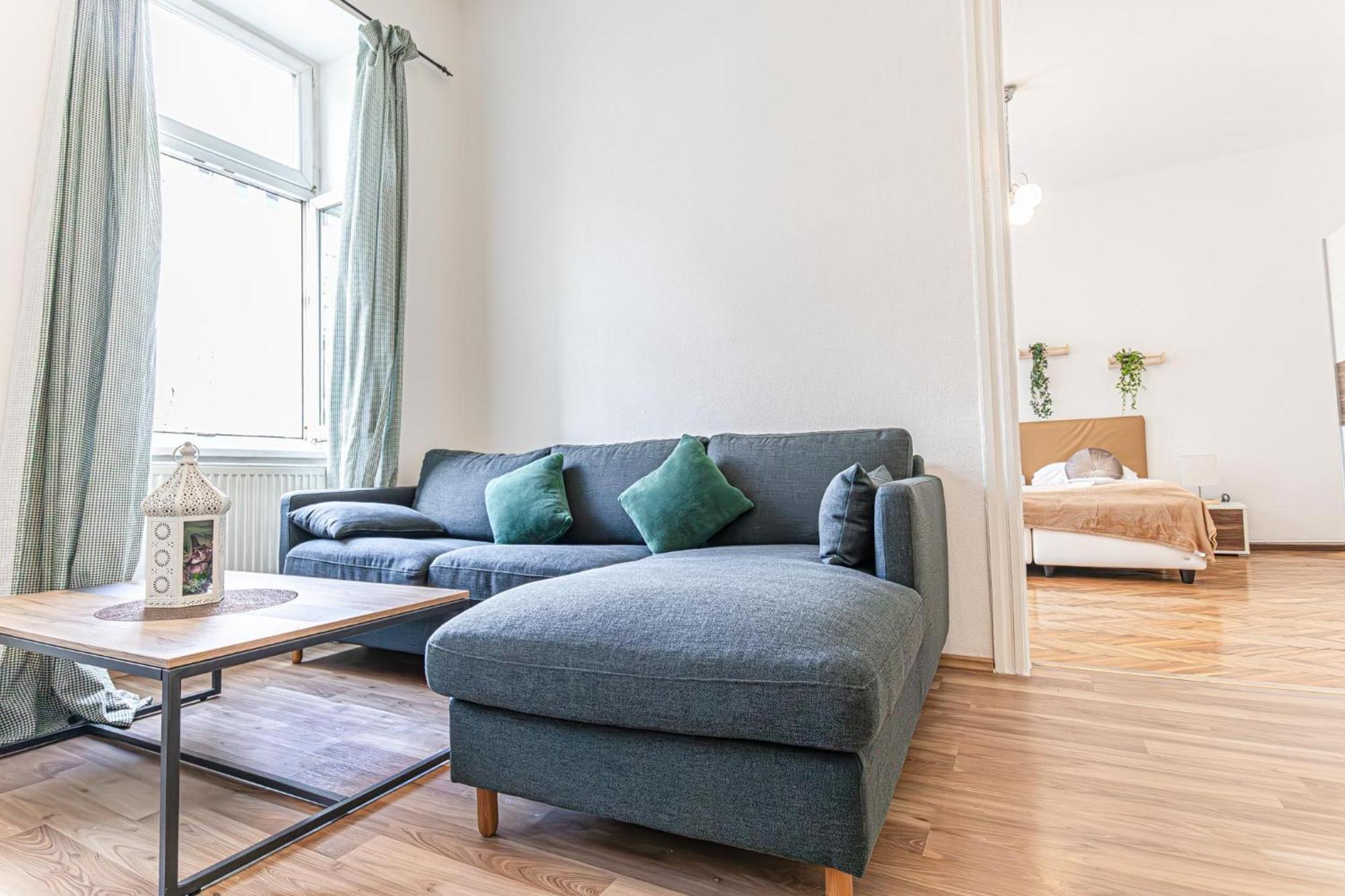 Timeless Vienna: 2br In The Historic District Apartament
