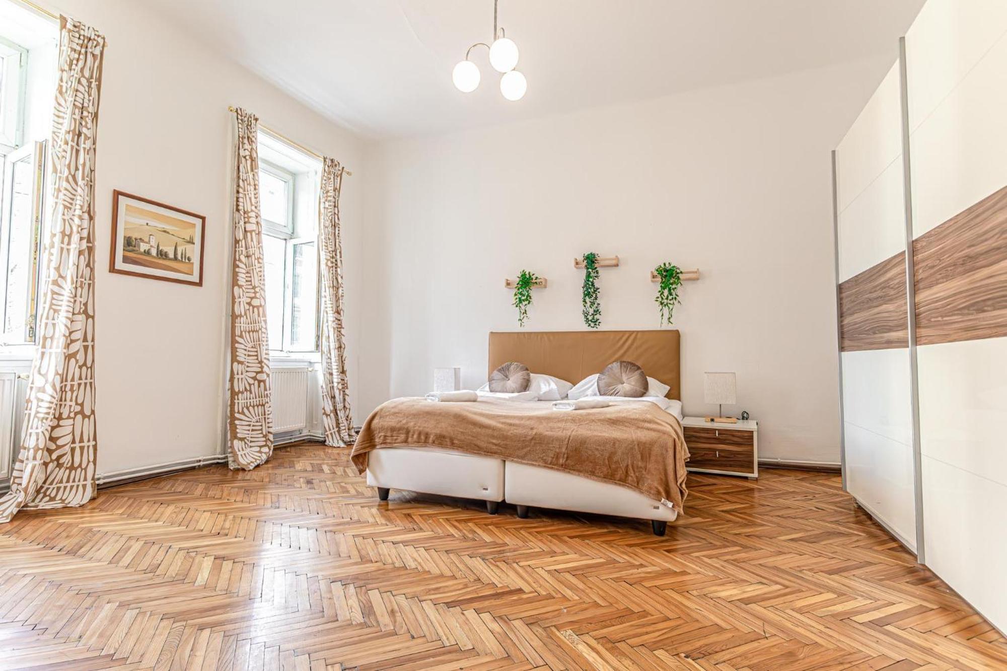 Timeless Vienna: 2br In The Historic District Apartament