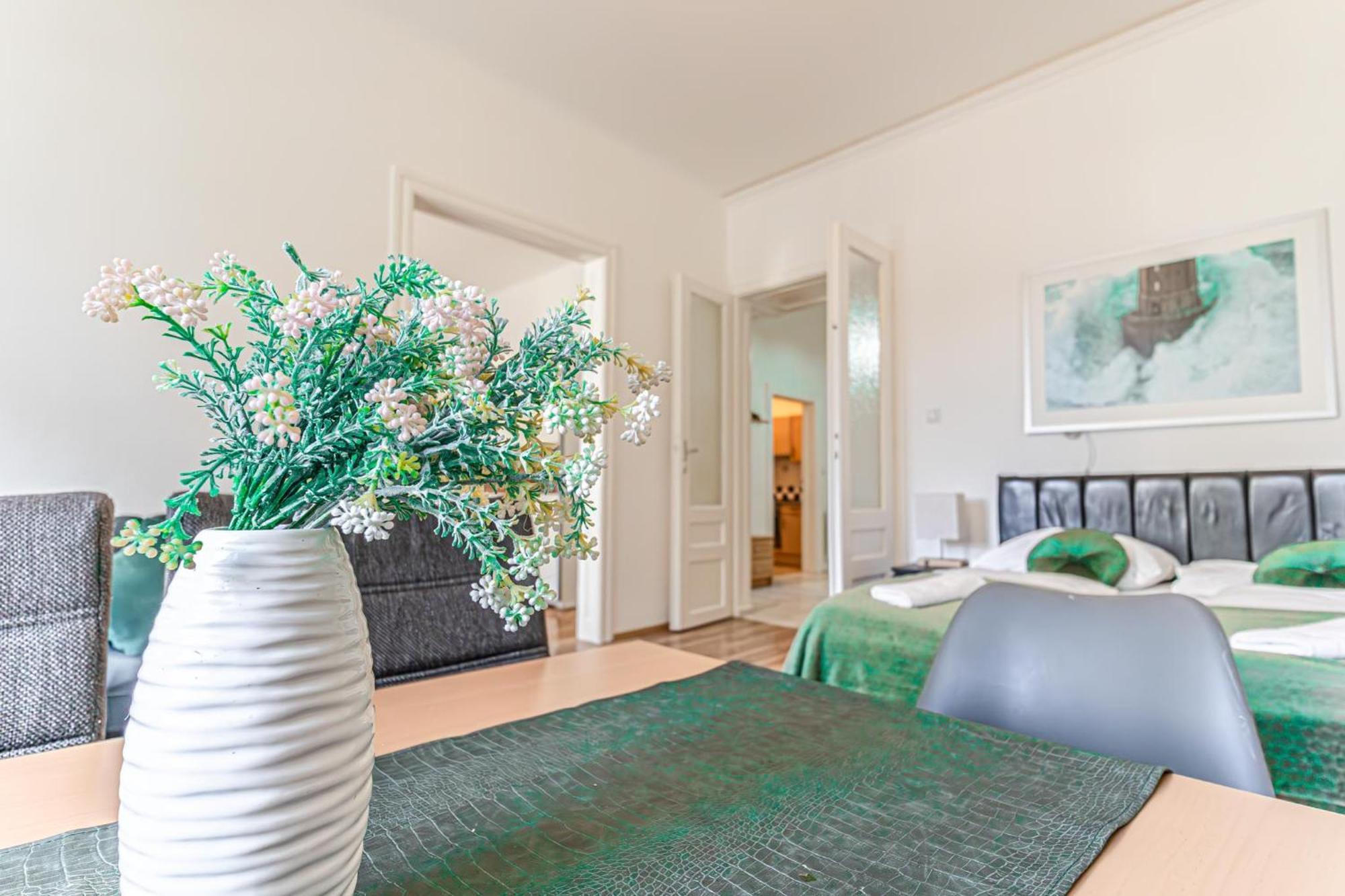 Timeless Vienna: 2br In The Historic District Apartament Wiedeń